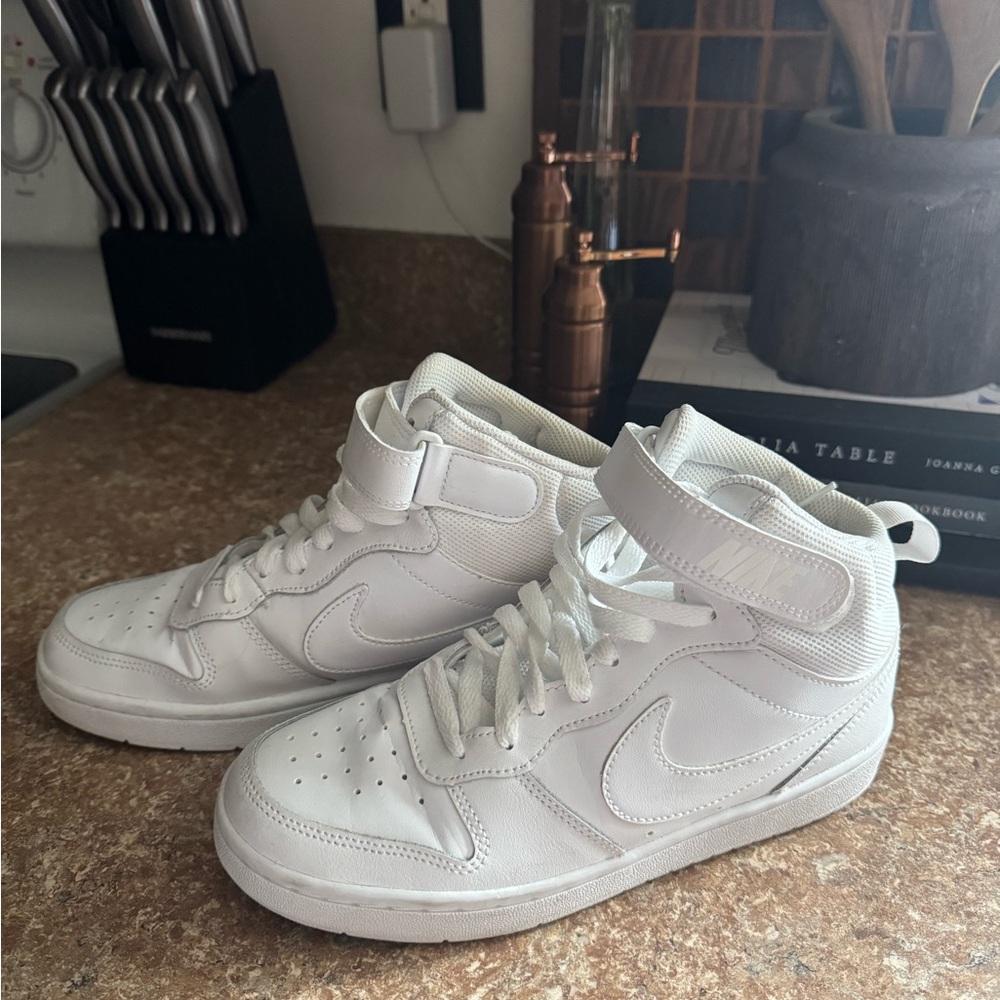 Nike Court Borough Mid